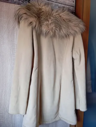 Abrigo ante beige con cuello de pelo