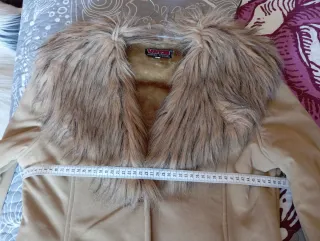 Abrigo ante beige con cuello de pelo