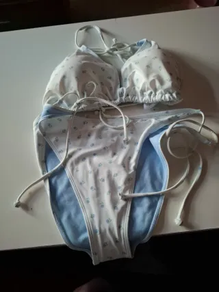 Bikini blanco con estampado floral azul