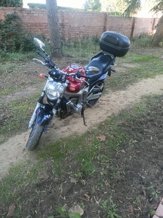 Moto Yamaha FZ6 Roja con Baúl