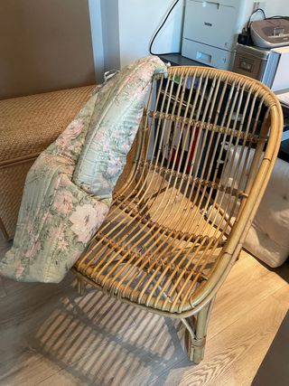 Sillón de ratán con cojín floral