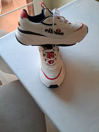 Zapatillas Ellesse Talla 46 Blancas y Rojas