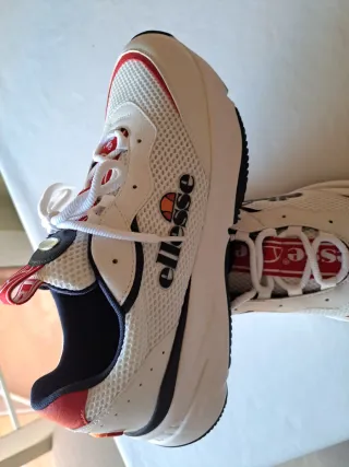 Zapatillas Ellesse Talla 46 Blancas y Rojas