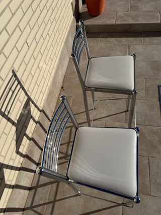 Taburetes Altos Cromados y asiento blanco