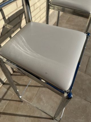 Taburetes Altos Cromados y asiento blanco