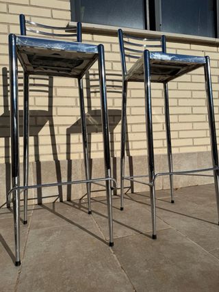 Taburetes Altos Cromados y asiento blanco