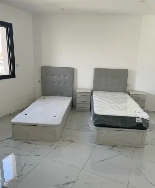 2 camas individuales - cabeceros grises