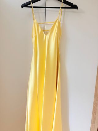 Vestido midi satinado amarillo