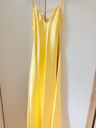 Vestido midi satinado amarillo