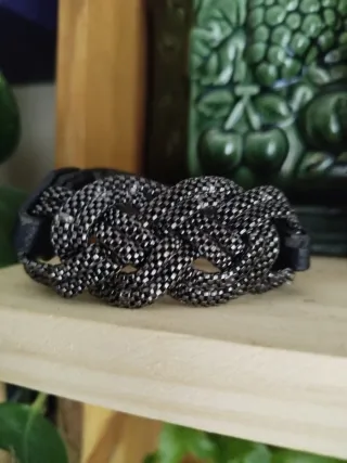 Pulsera de cuero y eslabones plateados
