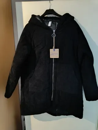 Abrigo negro con capucha