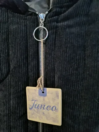 Abrigo negro con capucha