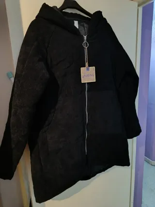 Abrigo negro con capucha