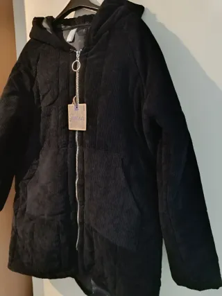 Abrigo negro con capucha