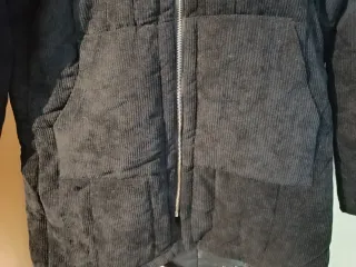 Abrigo negro con capucha