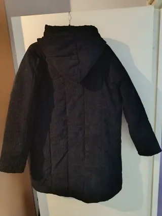 Abrigo negro con capucha