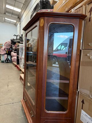 Mueble vitrina madera y cristal
