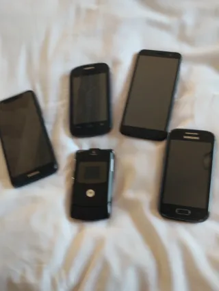 Lotto di 5 telefoni cellulari di varie marche