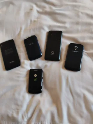 Lotto di 5 telefoni cellulari di varie marche