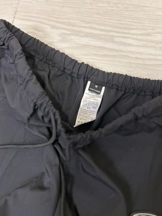 Pantalones anchos negros y blancos