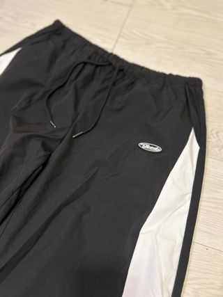 Pantalones anchos negros y blancos