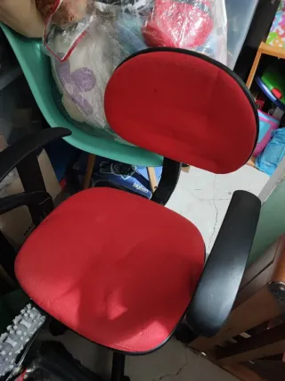 Silla de escritorio roja y negra