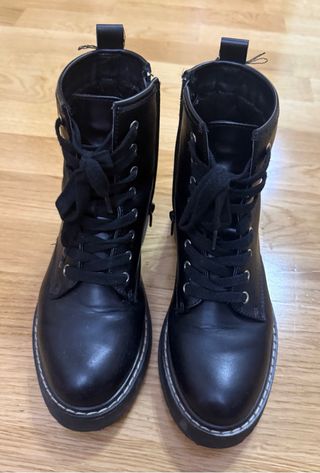 Botas negras con cordones y cremallera