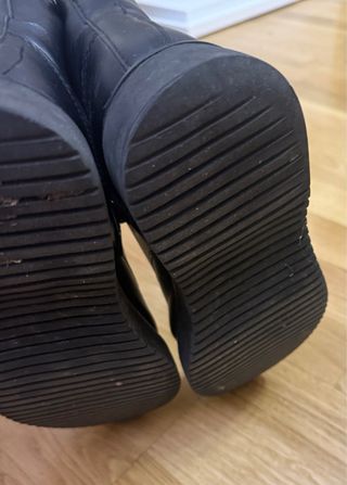 Botas negras con cordones y cremallera