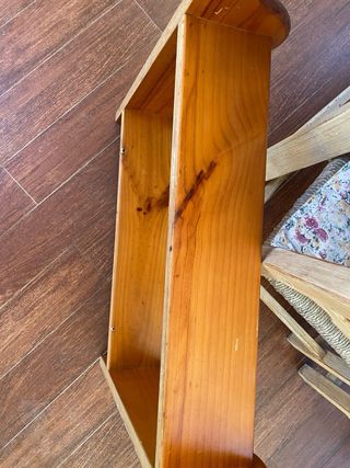 Estantería de madera rústica