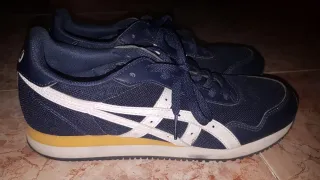 Zapatillas Asics azules y blancas