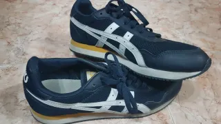 Zapatillas Asics azules y blancas