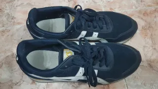 Zapatillas Asics azules y blancas