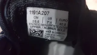 Zapatillas Asics azules y blancas