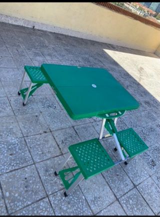 Mesa y banco plegable verde