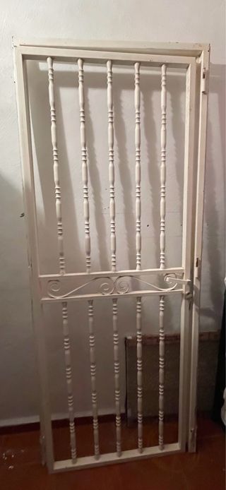 Puerta de seguridad con barrotes