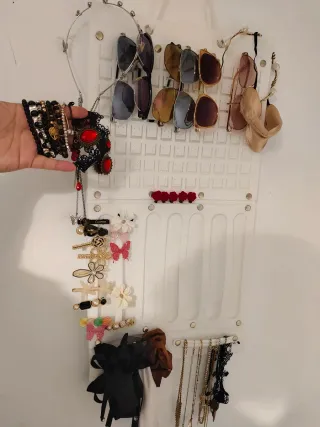 Bisutería mujer negra y dorada