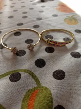 Pulseras doradas con adornos