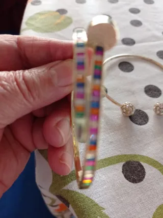 Pulseras doradas con adornos