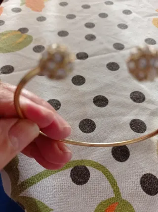 Pulseras doradas con adornos