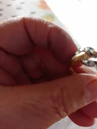 Pulseras doradas con adornos