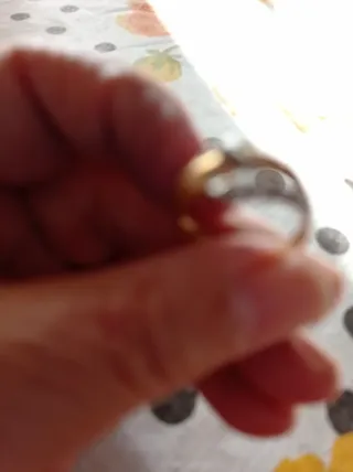 Pulseras doradas con adornos