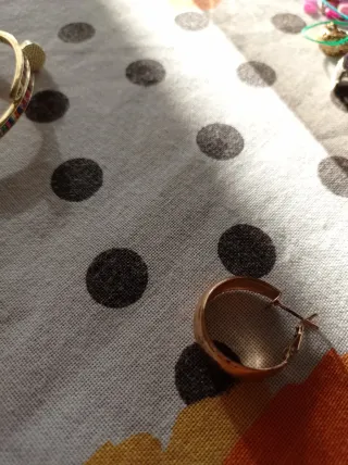 Pulseras doradas con adornos