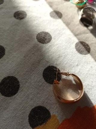 Pulseras doradas con adornos