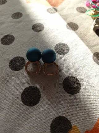 Pulseras doradas con adornos