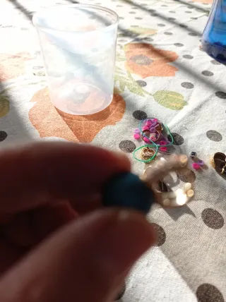 Pulseras doradas con adornos