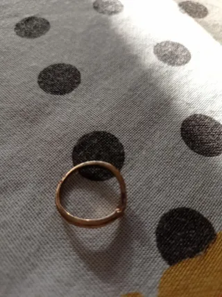 Pulseras doradas con adornos