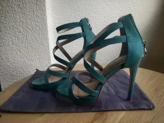 Zapatos de tacón verde azulado