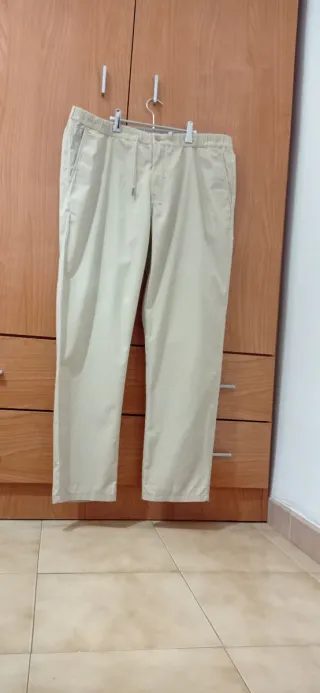 Pantalón hombre beige