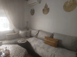 Salón marroquí con mesa grande