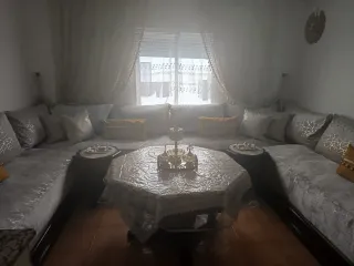 Salón marroquí con mesa grande